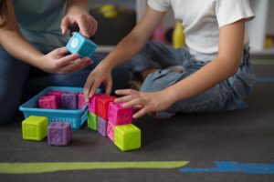 terapeuta-ocupacional-pediatrica-infantil-rehabot